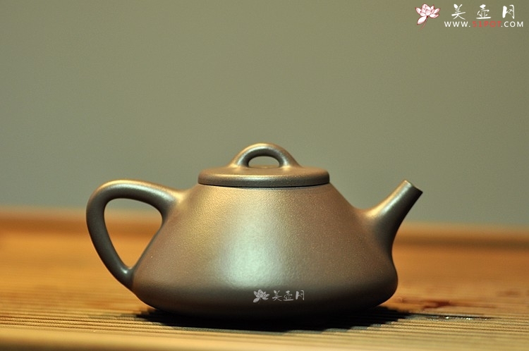 紫砂壶图片：挺拔俊秀 经典耐品 茶盘尤物~ 紫茄泥全手子冶石瓢 - 美壶网