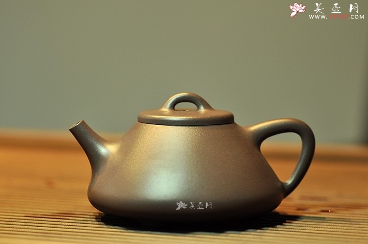 紫砂壶图片：挺拔俊秀 经典耐品 茶盘尤物~ 紫茄泥全手子冶石瓢 - 美壶网