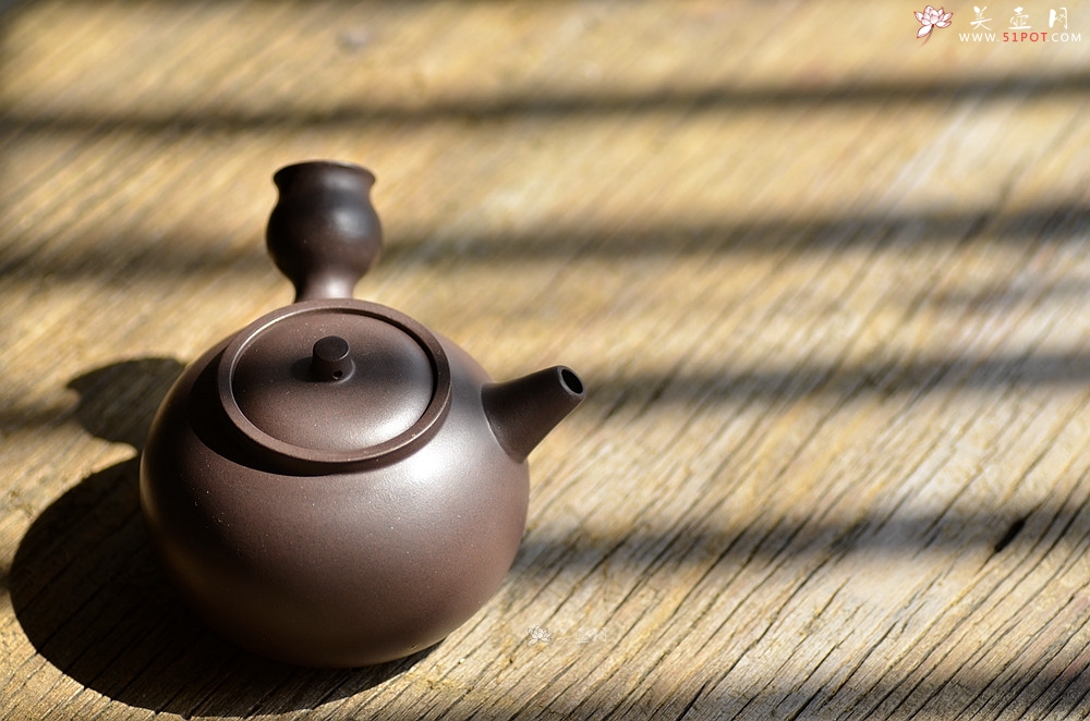 紫砂壶图片：泓渝山房 煮茶品茗 玩味侧把巨轮 茶人风情~ 电陶炉烧水 - 美壶网