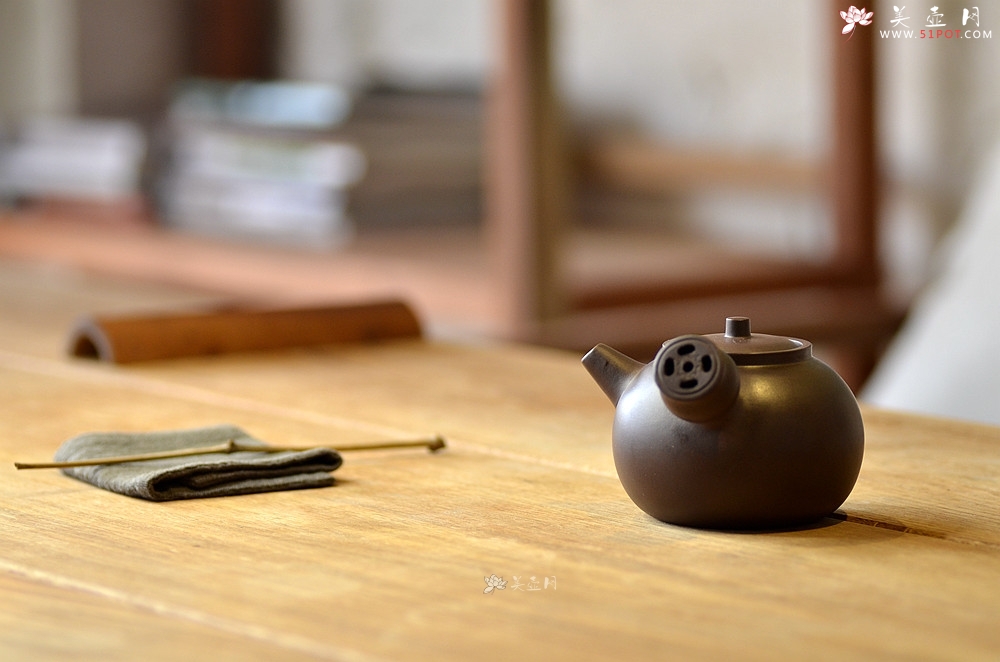 紫砂壶图片：泓渝山房 煮茶品茗 玩味侧把巨轮 茶人风情~ 电陶炉烧水 - 美壶网