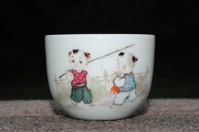 紫砂壶图片：双童子准备去钓鱼 景德镇主人杯 - 美壶网