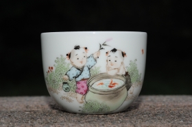 紫砂壶图片：双童子赏鱼 景德镇主人杯 - 美壶网