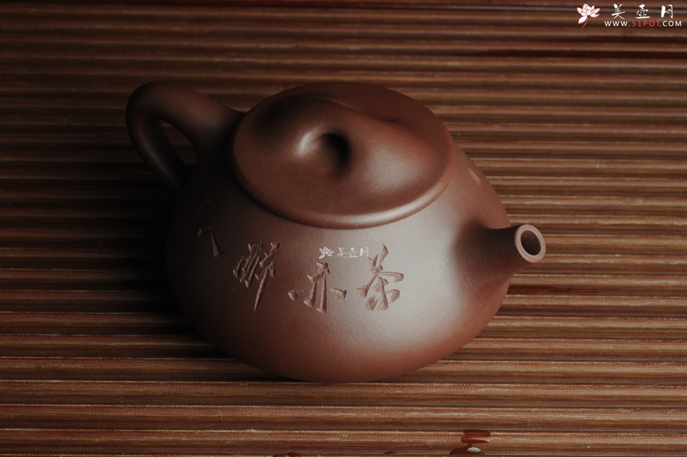 紫砂壶图片：贺岁新品 优质紫茄泥全手工高士煮茶图 茶亦醉人 文气满瓢 - 美壶网