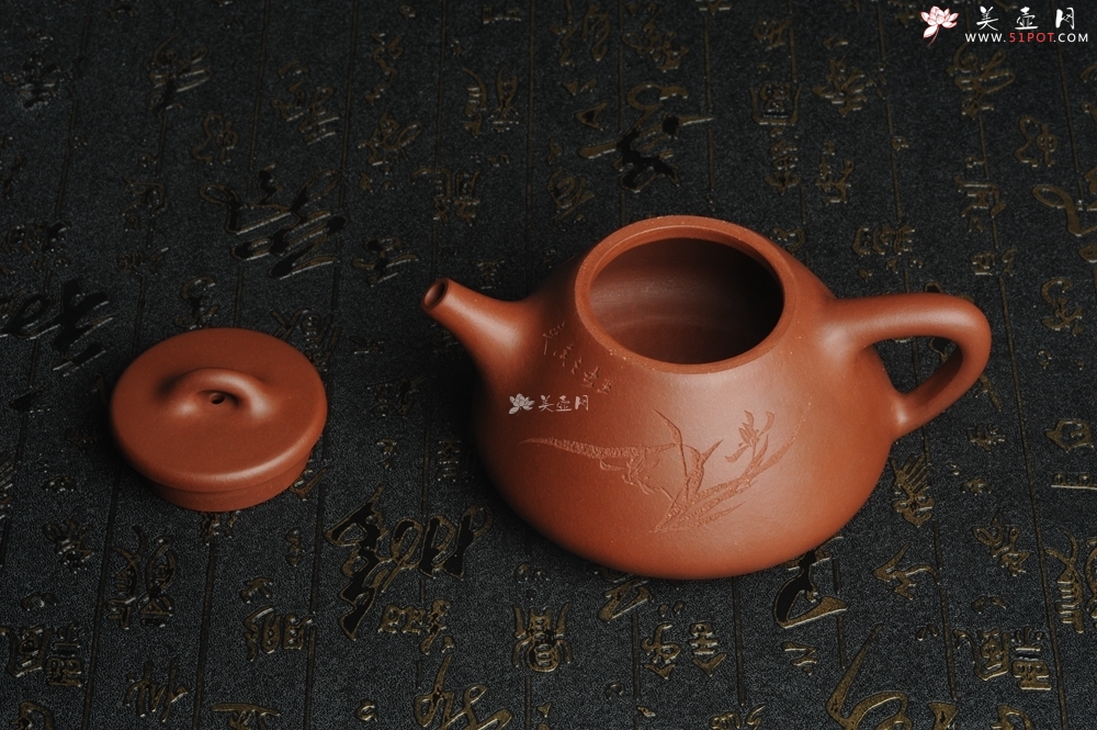 紫砂壶图片：油润底曹青 全手工精品子冶石瓢 骨肉匀挺 文气装饰兰草图 长剑不借时人看 - 美壶网