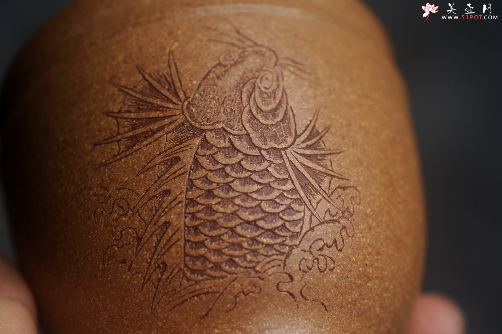紫砂壶图片：美美杯特惠 精致好段泥主人杯 装饰鱼跃图 特有趣 - 美壶网