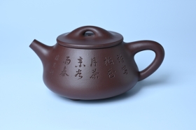紫砂壶图片：实力派工艺师周斌 优质底槽青全手工精工满瓢壶 陶兴双刀装饰 诗写梅花月,茶烹谷雨春 - 美壶网
