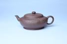 紫砂壶图片：美壶特惠 特好紫泥扁玉壶 装饰不老松 文气十足 - 美壶网