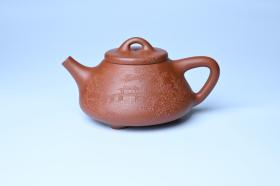 紫砂壶图片：实力派国工周斌（周镔）特好红降坡泥全手工子冶石瓢 张听钢装饰山水 - 美壶网